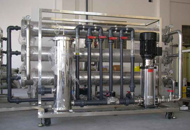 Unità di trattamento dell'acqua ad osmosi inversa con una capacità di 3 m 3/h